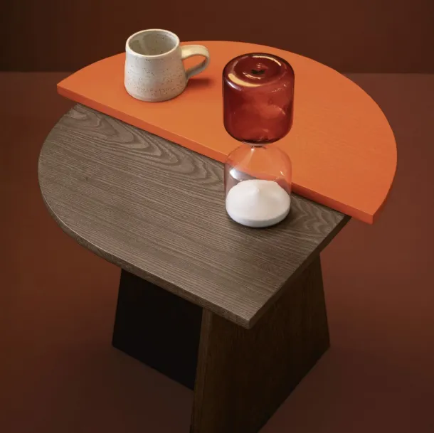 Tavolino Kisai 02 in legno con piano a contrasto in frassino tinto e laccato di Oggioni