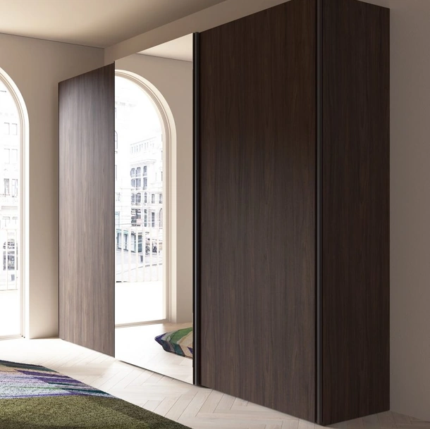 Armadio Liberty scorrevole in melaminico con anta centrale a specchio di Favero