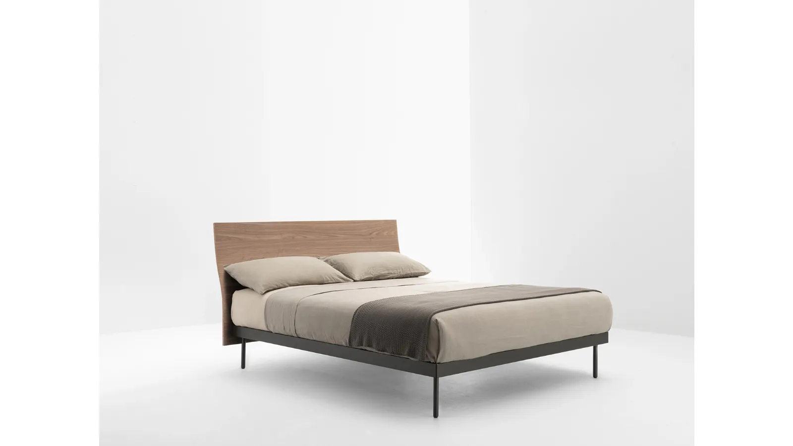 Letto con testiera leggermente curva in essenza easy Noce di Filesse di Caccaro