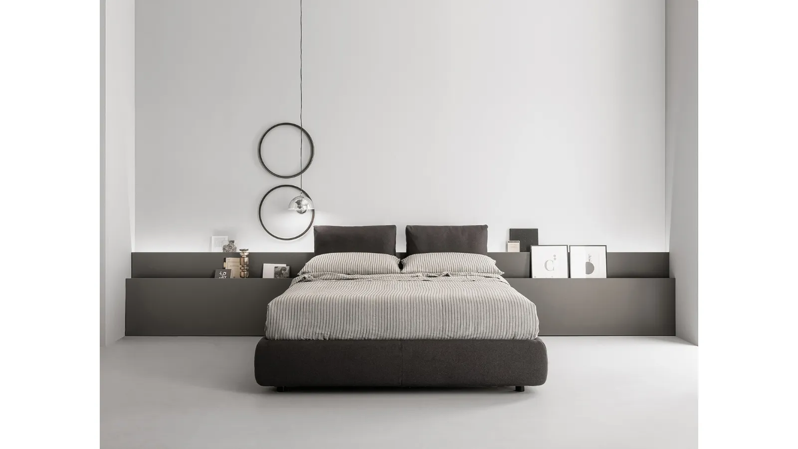 Letto in tessuto con testiera in laccato opaco che può essere progettata su misura e serve come contenitore Let Space di Caccaro