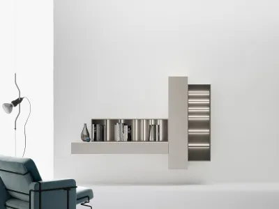 Libreria di design sospesa caratterizzata da moduli orizzontali e verticali aperti e chiusi che si intrecciano di Caccaro