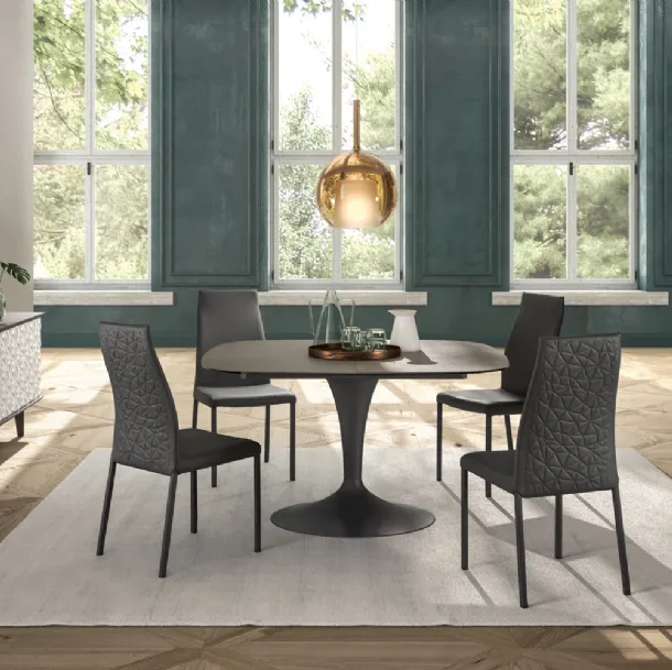 Sedia rivestita in pelle con motivo geometrico posto sul retro dello schienale Blitz Plus di Ozzio
