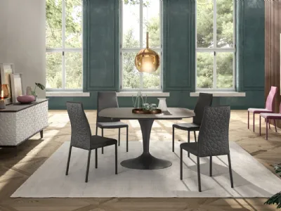 Sedia rivestita in pelle con motivo geometrico posto sul retro dello schienale Blitz Plus di Ozzio