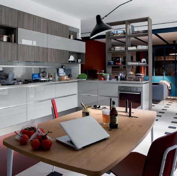 Cucina Moderna con penisola Carrera in laccato lucido Grigio Metallo di Veneta Cucine