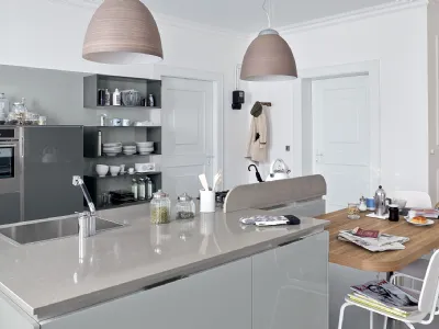 Cucina Moderna con isola Carrera in laccato lucido Grigio Metallo e Vulcano di Veneta Cucine