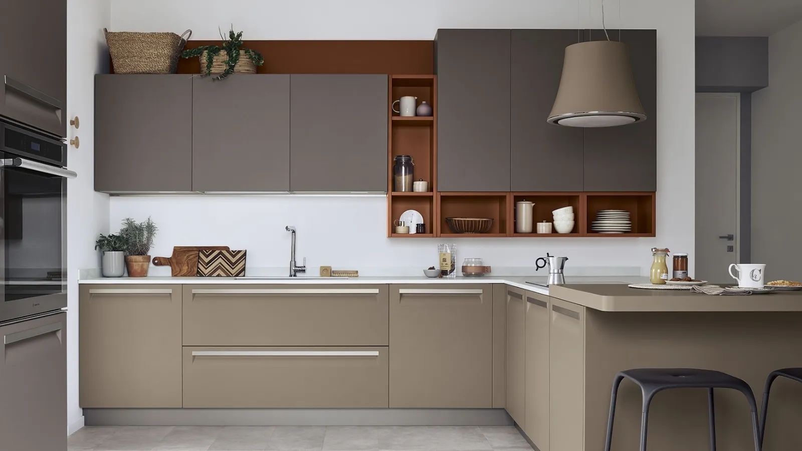 Cucina Moderna Carrera con penisola in laccato Malto e Gianduia di Veneta Cucine