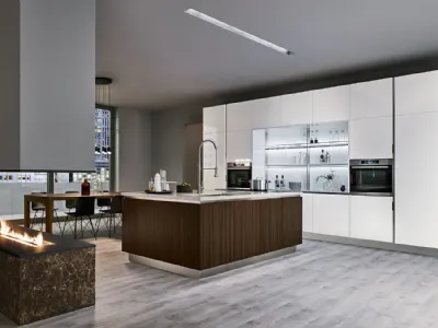 Cucina Moderna Extra Go in laccato lucido Bianco Puro con isola in Rovere Botte di Veneta Cucine