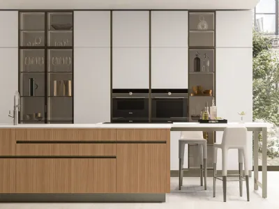 Cucina Moderna Iconica 04 in Canneté Noce Chiaro e Vetro Bianco Puro di Veneta Cucine