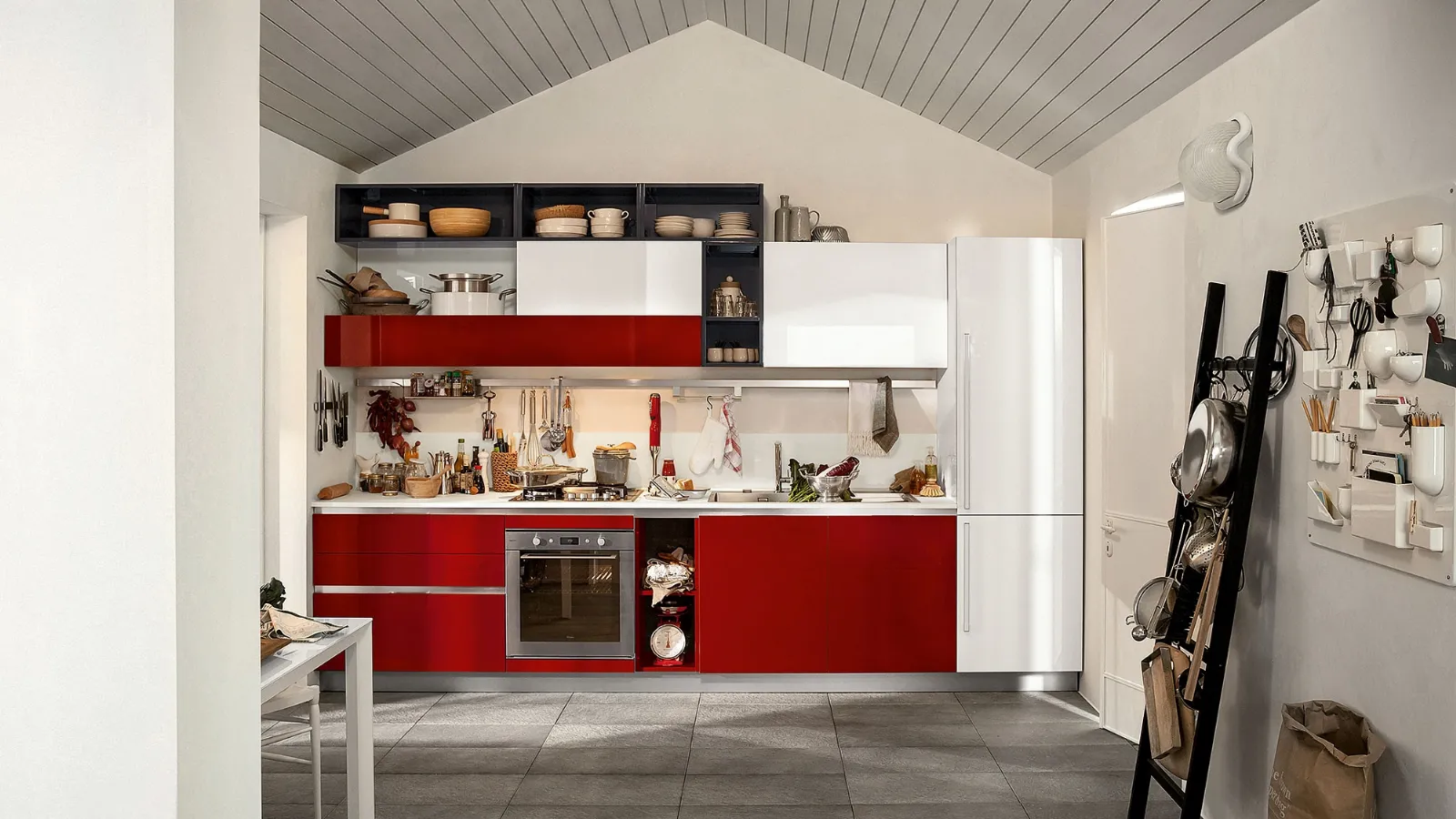 Cucina Moderna Like lineare in laccato lucido Rosso Ciliegia e Bianco Burro di Veneta Cucine
