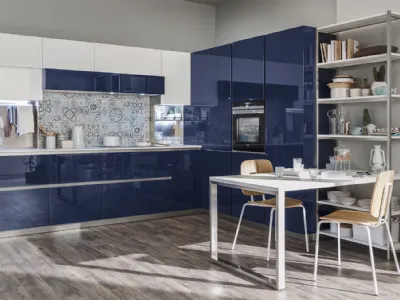 Cucina Moderna Lounge angolare in laccato lucido Blu Navy e Bianco Puro di Veneta Cucine