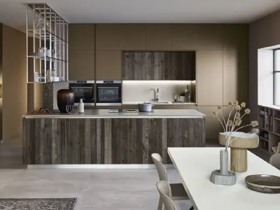 Cucina Moderna Lounge 06 in laccato metallo liquido Bronzo con isola in Abete ossidato di Veneta Cucine