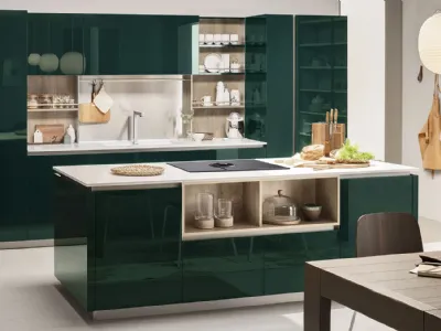 Cucina Moderna Lounge con isola in laccato lucido Verde Alpi di Veneta Cucine