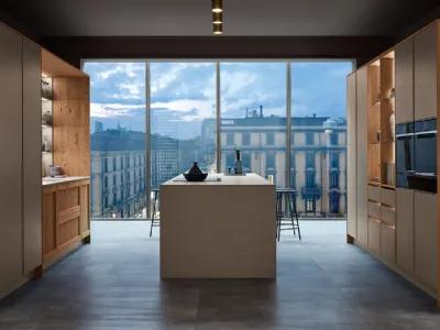 Cucina Moderna Milano con isola in laccato Beige e Rovere Nodoso chiaro di Veneta Cucine