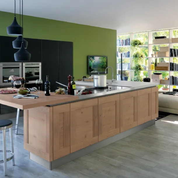 Cucina Moderna Ri flex con penisola in Rovere vecchio e vetro laccato Nero opaco di Veneta Cucine