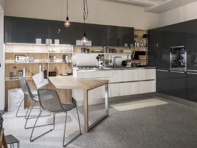 Cucina Moderna Start Time con penisola in finitura Play Rovere chiaro e medio e Grigio Atlantico lucido di Veneta Cucine